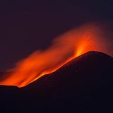 Ätna auf Sizilien  Teleaufnahme des aktuellen Lavaflusses, der sich aus einem südlichen Seitenkrater des Ätna ergießt.