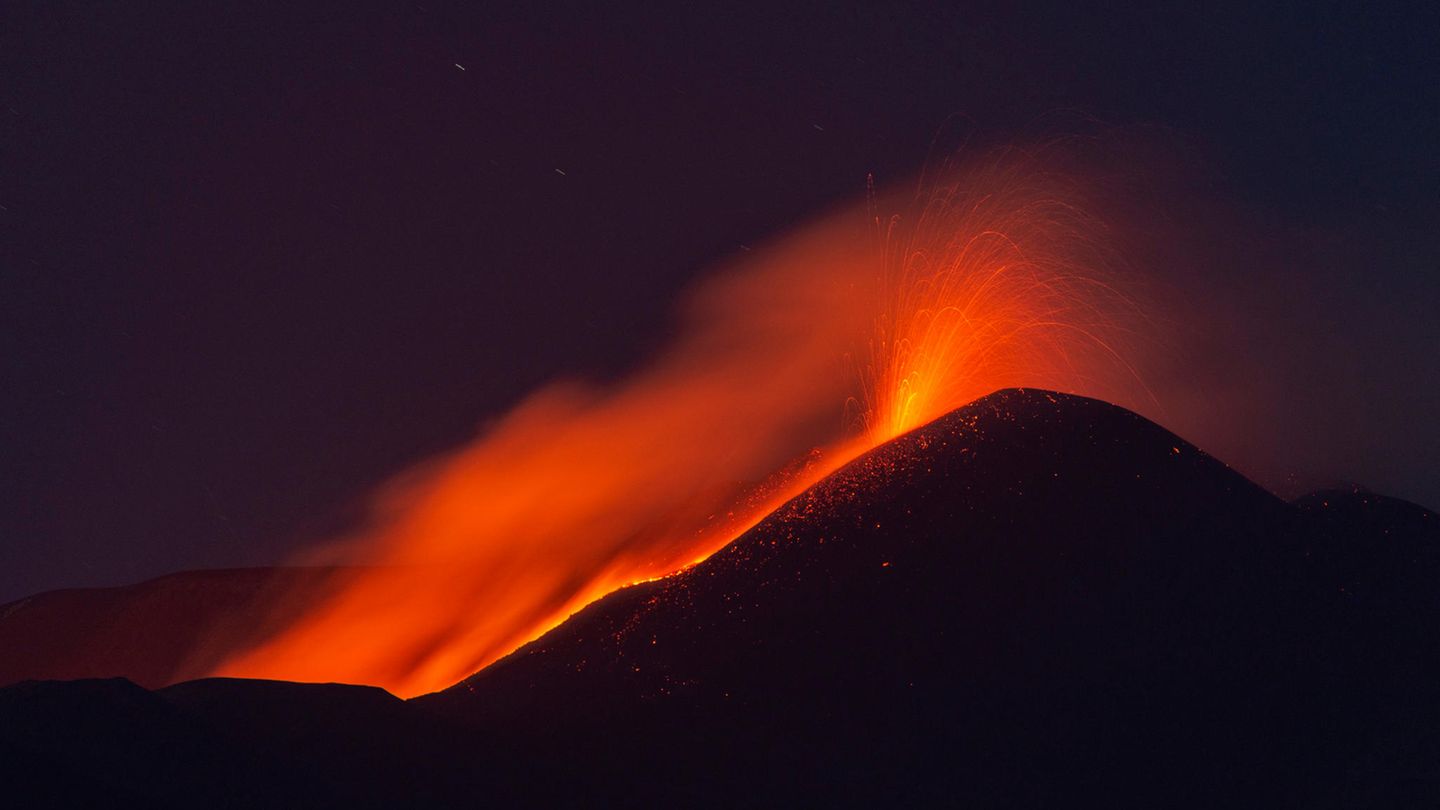 Ätna auf Sizilien  Teleaufnahme des aktuellen Lavaflusses, der sich aus einem südlichen Seitenkrater des Ätna ergießt.