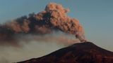 Ätna auf Sizilien  Auch der Ätna hat sich in diesem Jahr zurückgemeldet. Die Aschewolke stieg in eine Höhe von vier Kilometern auf. Flüge nach Catania auf Sizilien mussten deshalb vorübergehend eingestellt werden.