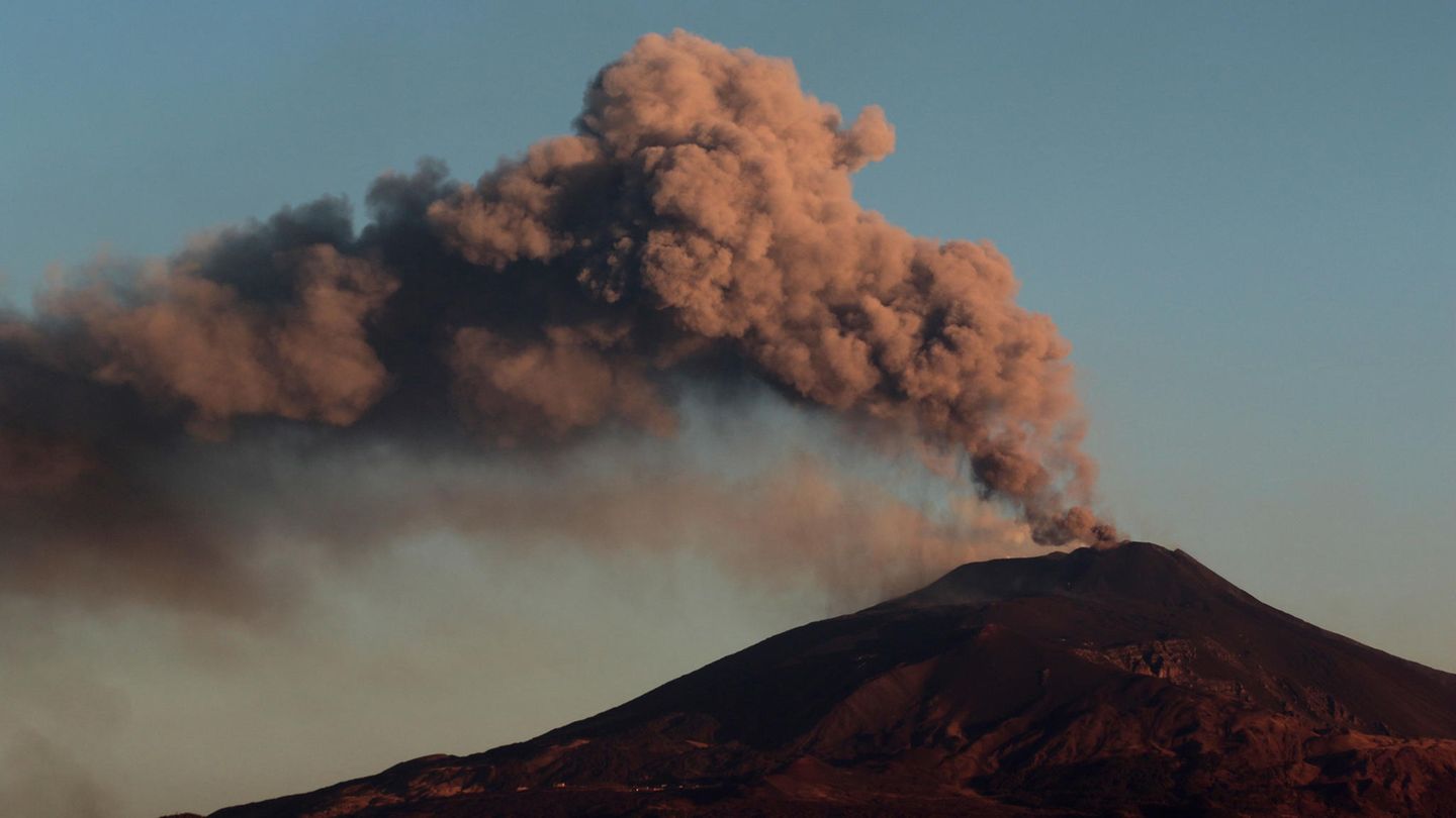 Ätna auf Sizilien  Auch der Ätna hat sich in diesem Jahr zurückgemeldet. Die Aschewolke stieg in eine Höhe von vier Kilometern auf. Flüge nach Catania auf Sizilien mussten deshalb vorübergehend eingestellt werden.