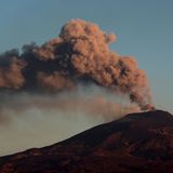 Ätna auf Sizilien  Auch der Ätna hat sich in diesem Jahr zurückgemeldet. Die Aschewolke stieg in eine Höhe von vier Kilometern auf. Flüge nach Catania auf Sizilien mussten deshalb vorübergehend eingestellt werden.