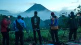 Merapi auf Java  Der knapp 3000 Meter hohe Merapi ist Indonesiens aktivster Vulkan und zieht Menschen an, die die vulkanischen Aktivitäten fotografieren.