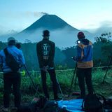Merapi auf Java  Der knapp 3000 Meter hohe Merapi ist Indonesiens aktivster Vulkan und zieht Menschen an, die die vulkanischen Aktivitäten fotografieren.