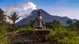 Merapi auf Java  In Indonesien kommt es immer wieder zu Vulkanausbrüchen, wie hier am Merapi auf der Hauptinsel Java, auf halbem Wege zwischen den Metropolen Jakarta und Surabaya gelegen.
