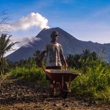 Merapi auf Java  In Indonesien kommt es immer wieder zu Vulkanausbrüchen, wie hier am Merapi auf der Hauptinsel Java, auf halbem Wege zwischen den Metropolen Jakarta und Surabaya gelegen.