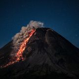 Merapi auf Java  Diese Nachtaufnahme entstand bei einer Eruption im April. Der Name des Berg Merapi lautet übersetzt "Feuerberg".