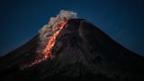 Merapi auf Java  Diese Nachtaufnahme entstand bei einer Eruption im April. Der Name des Berg Merapi lautet übersetzt "Feuerberg".