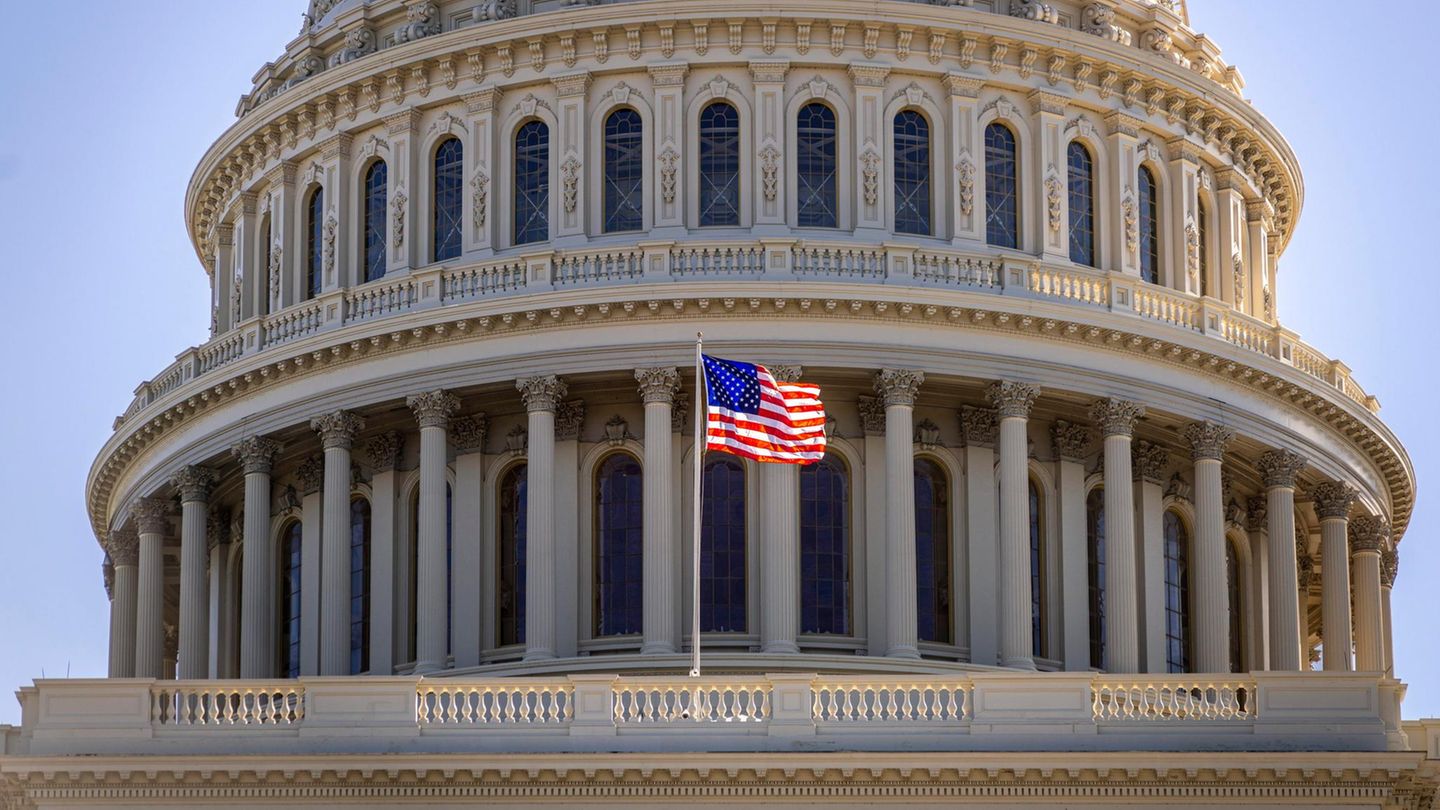 Eine amerikanische Fahne flattert vor dem Kapitol in Washington im Wind