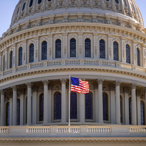 Eine amerikanische Fahne flattert vor dem Kapitol in Washington im Wind