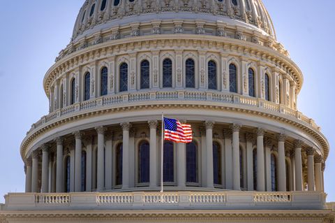 Eine amerikanische Fahne flattert vor dem Kapitol in Washington im Wind