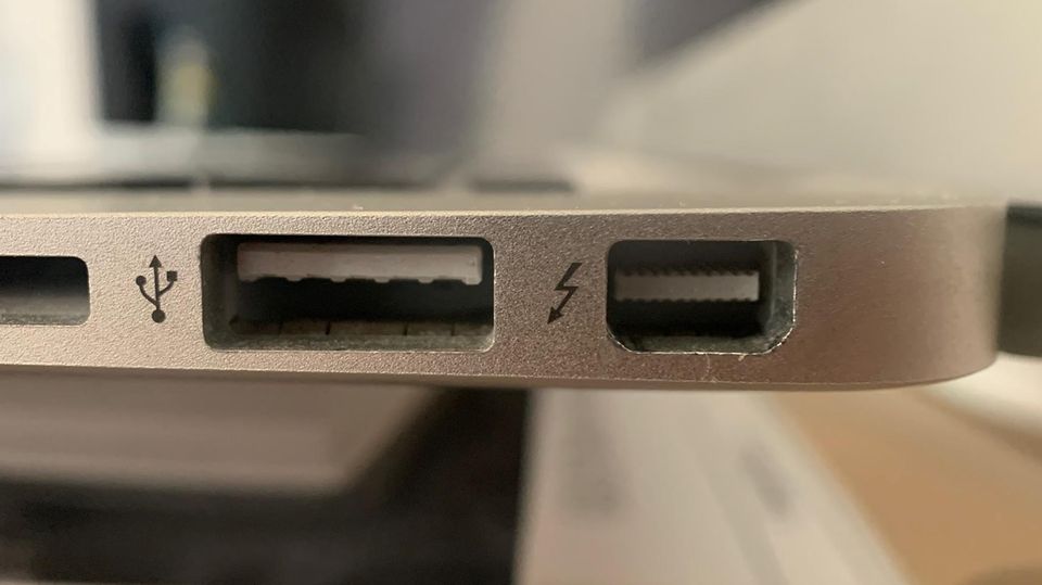 Eine USB-Buchse links neben einem Thunderbolt-Anschluss der ersten Generation.