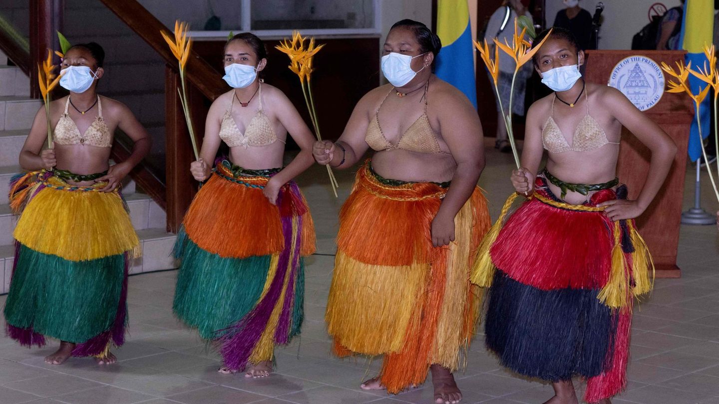 Palau Willkommenstanz für Gäste der Pazifikinsel Palau. Der Ministaat südöstlich der Philippinen hat jetzt seinen ersten Coronafall gemeldet. Infiziert war offenbar ein Reisender, der Anfang Mai auf die Inselgruppe gekommen war, mutmaßlich ein Taiwaner. Palau hatte sich wie andere pazifische Nachbarn zu Beginn der Pandemie rasch isoliert und ihre Grenzen geschlossen - trotz massiver Folgen für die wichtige Tourismusbranche.