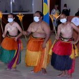 Willkommenstanz für Gäste der Pazifikinsel Palau. Der Ministaat südöstlich der Philippinen hat jetzt seinen ersten Coronafall gemeldet. Infiziert war offenbar ein Reisender, der Anfang Mai auf die Inselgruppe gekommen war, mutmaßlich ein Taiwaner. Palau hatte sich wie andere pazifische Nachbarn zu Beginn der Pandemie rasch isoliert und ihre Grenzen geschlossen - trotz massiver Folgen für die wichtige Tourismusbranche.  
