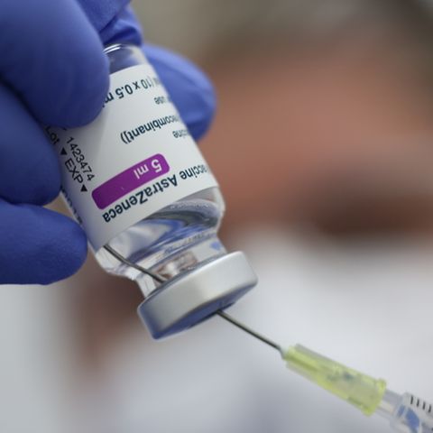 Eine Spritze mit dem Corona-Impfstoff von AstraZeneca wird aufgezogen