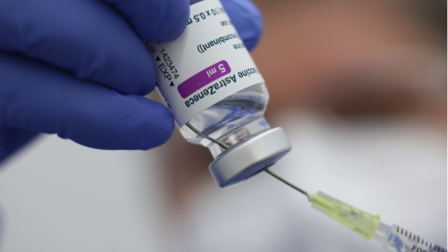 Eine Spritze mit dem Corona-Impfstoff von AstraZeneca wird aufgezogen