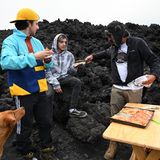 Pacaya in Guatemala  Heiße Wegzehrung: Der Guide tischt seiner Wandergruppe vulkanfrische Pizza auf.