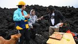 Pacaya in Guatemala  Heiße Wegzehrung: Der Guide tischt seiner Wandergruppe vulkanfrische Pizza auf.
