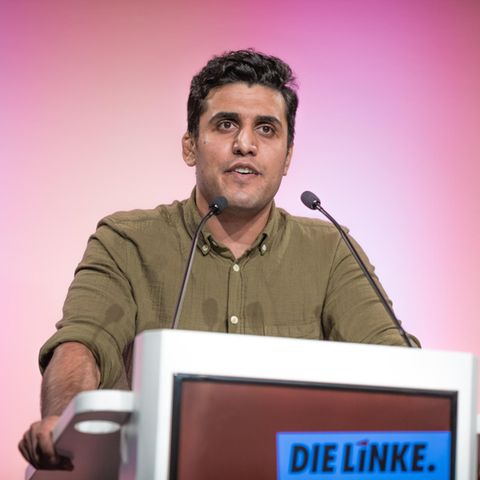 Bundestagskandidat Shoan Vaisi steht am Rednerpult
