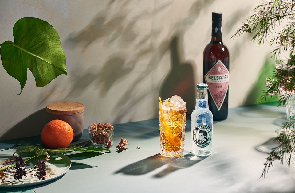 Sommer-Drink: Das Thomas Henry Botanical Tonic harmoniert mit Wermut. Das Thomas Henry Botanical Tonic harmoniert mit Wermut.