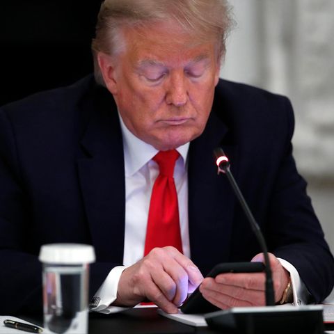 Donald Trump, früherer Präsident der USA, tippt auf seinem Smartphone