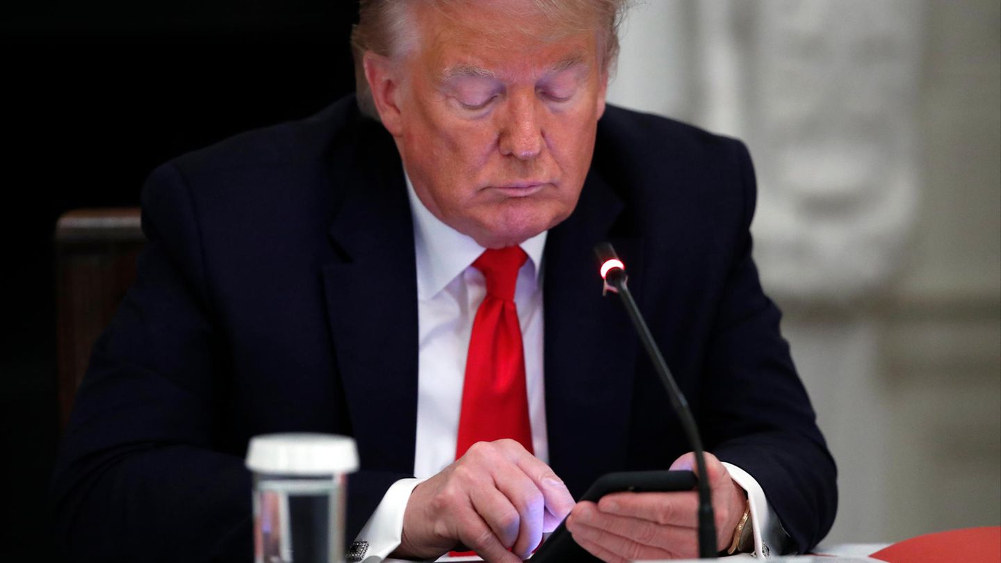 Donald Trump, früherer Präsident der USA, tippt auf seinem Smartphone