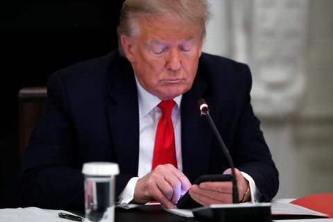 Donald Trump, früherer Präsident der USA, tippt auf seinem Smartphone