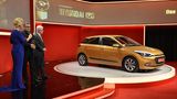 Peter Schreyer (M.) bei der Verleihung des Goldenen Lenkrads für den Hyundai i20