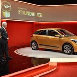 Peter Schreyer (M.) bei der Verleihung des Goldenen Lenkrads für den Hyundai i20