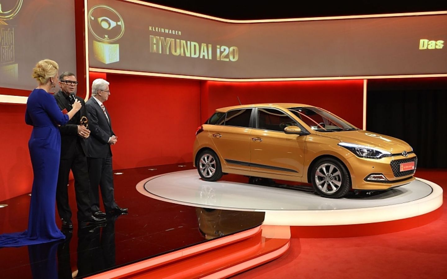 Peter Schreyer (M.) bei der Verleihung des Goldenen Lenkrads für den Hyundai i20