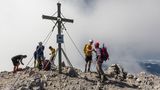 Geschafft: Am Watzmann-Südgipfel kommen die Ostwand-Bezwinger und die Bergsteiger der Überschreitung zusammen. 