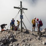 Geschafft: Am Watzmann-Südgipfel kommen die Ostwand-Bezwinger und die Bergsteiger der Überschreitung zusammen. 