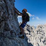 Die Ostwand des Watzmann ist mit ihren Dimensionen einzigartig in den Ostalpen: 2000 Meter hoch und 1800 Meter breit. Ein vertikales Labyrinth aus Kalkstein, voller Rampen, Rissen, Bändern und Abbrüchen. Hier ein Foto vom Ausstieg aus dem "Berchtesgadener Weg", eine sehr lange Klettertour im 3. Schwierigkeitsgrad.
