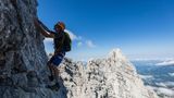 Die Ostwand des Watzmann ist mit ihren Dimensionen einzigartig in den Ostalpen: 2000 Meter hoch und 1800 Meter breit. Ein vertikales Labyrinth aus Kalkstein, voller Rampen, Rissen, Bändern und Abbrüchen. Hier ein Foto vom Ausstieg aus dem "Berchtesgadener Weg", eine sehr lange Klettertour im 3. Schwierigkeitsgrad.