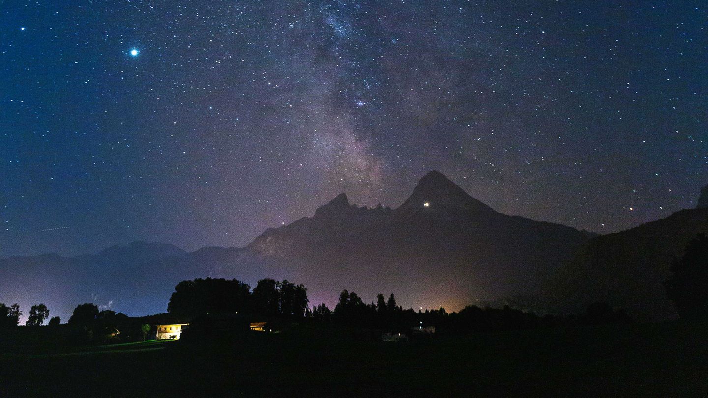 In klaren Nächten breitet sich ein gigantischer Sternenhimmel über dem Watzmann und den ganzen Berchtesgadener Alpen aus.