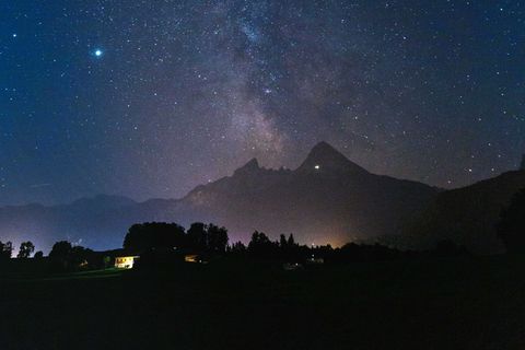 In klaren Nächten breitet sich ein gigantischer Sternenhimmel über dem Watzmann und den ganzen Berchtesgadener Alpen aus.