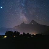 In klaren Nächten breitet sich ein gigantischer Sternenhimmel über dem Watzmann und den ganzen Berchtesgadener Alpen aus.
