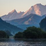 Von Norden aus betrachtet ist die Silhouette des Watzmanns und seiner ganzen versteinerten Familie am einprägsamsten.