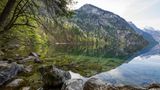 Sind beide unter Schutz gestellt: der Watzmann und der Königssee. Im kristallklaren Wasser spiegeln sich die Berghänge des östlichen Hagengebirges gestochen scharf. Die tiefste Stelle des Sees misst rund 190 Meter.