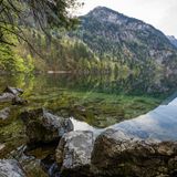 Sind beide unter Schutz gestellt: der Watzmann und der Königssee. Im kristallklaren Wasser spiegeln sich die Berghänge des östlichen Hagengebirges gestochen scharf. Die tiefste Stelle des Sees misst rund 190 Meter.
