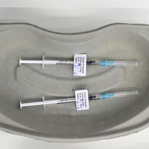 Lieferprognosen Impfstoffe: Zwei Spritzen mit Impfstoff gegen das Coronavirus liegen in einer Schale