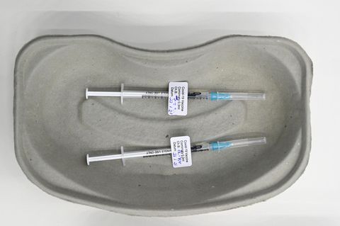Lieferprognosen Impfstoffe: Zwei Spritzen mit Impfstoff gegen das Coronavirus liegen in einer Schale