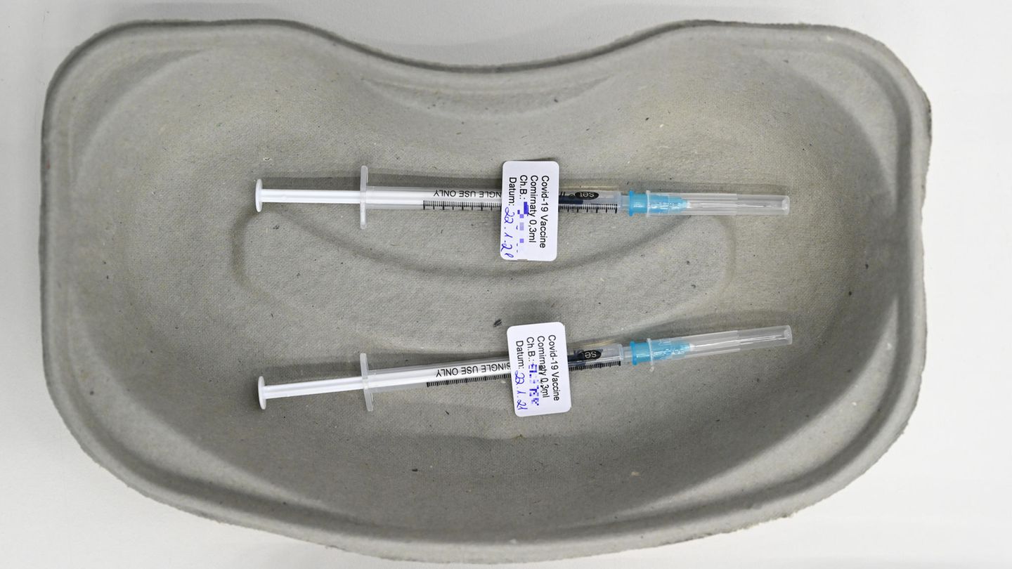 Lieferprognosen Impfstoffe: Zwei Spritzen mit Impfstoff gegen das Coronavirus liegen in einer Schale