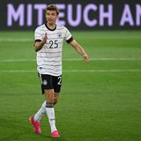 Note: 5. Thomas Müller hat einen Tag erwischt, an dem er im Fußball-Himmel hätte landen können, stattdessen tat sich vor ihm die Hölle auf (um es etwas übertrieben auszudrücken!). Spielte sehr wechselhaft. Führte sich mit einem super Pass auf Goretzka zu Beginn ein, dirigierte manchmal mit den Händen. Kurz vor der Halbzeit unterlief ihm ein übler Fehlpass. Hatte kurz vor Schluss die Riesenchance auf den Ausgleich und vergab - ein Nicht-Tor, das sich im kollektiven Fußball-Gedächtnis eingraben wird.