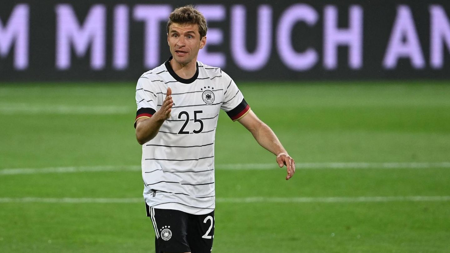 Note: 5. Thomas Müller hat einen Tag erwischt, an dem er im Fußball-Himmel hätte landen können, stattdessen tat sich vor ihm die Hölle auf (um es etwas übertrieben auszudrücken!). Spielte sehr wechselhaft. Führte sich mit einem super Pass auf Goretzka zu Beginn ein, dirigierte manchmal mit den Händen. Kurz vor der Halbzeit unterlief ihm ein übler Fehlpass. Hatte kurz vor Schluss die Riesenchance auf den Ausgleich und vergab - ein Nicht-Tor, das sich im kollektiven Fußball-Gedächtnis eingraben wird.