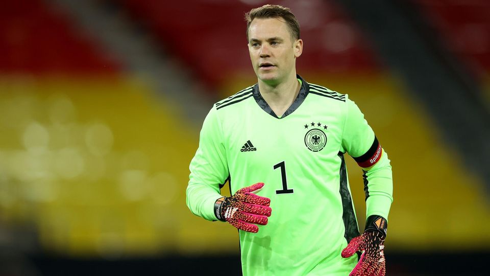 Grade: 3. Manuel Neuer was immediately challenged with a shot of sterling.  As always, played attentively and was a sure source of support and a point of reference.  Catched many flanks safely.  With the balls that he got on goal, he was hardly challenged.  With the goals conceded, he was without a chance to defend himself.