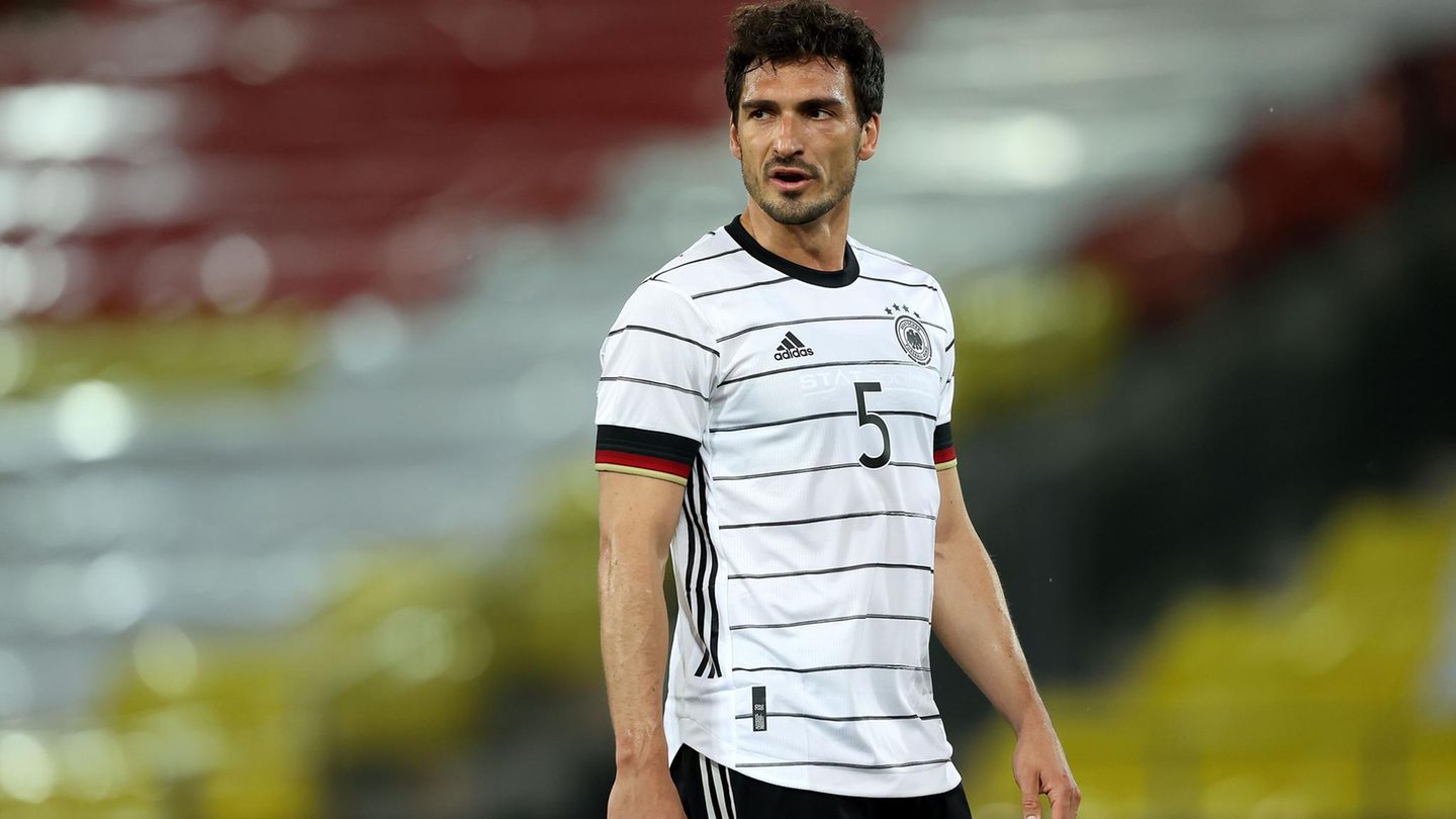 Note: 3. Mats Hummels lieferte ein gutes Spiel, konnte aber den ersten Treffer der Engländer durch Sterling nicht verhindern. Er klärte mehrmals gefährliche Flanken mit dem Kopf, zeigte ein exzellentes Stellungspiel und klärte kurz vor der Pause vor Harry Kane in höchster Not. Eröffnete neben Kroos das Spiel gewohnt souverän.