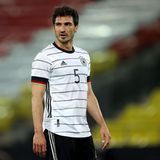 Note: 3. Mats Hummels lieferte ein gutes Spiel, konnte aber den ersten Treffer der Engländer durch Sterling nicht verhindern. Er klärte mehrmals gefährliche Flanken mit dem Kopf, zeigte ein exzellentes Stellungspiel und klärte kurz vor der Pause vor Harry Kane in höchster Not. Eröffnete neben Kroos das Spiel gewohnt souverän.