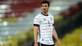 Note: 3. Mats Hummels lieferte ein gutes Spiel, konnte aber den ersten Treffer der Engländer durch Sterling nicht verhindern. Er klärte mehrmals gefährliche Flanken mit dem Kopf, zeigte ein exzellentes Stellungspiel und klärte kurz vor der Pause vor Harry Kane in höchster Not. Eröffnete neben Kroos das Spiel gewohnt souverän.