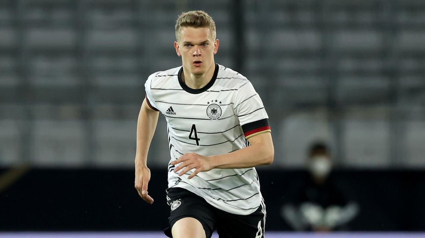 Note: 4. Matthias Ginter Sah früh gelb, war sonst aber oft wachsam im Zweikampf und erfüllte seinen Part solide. Er half nach Müllers Fehlpass tatkräftig mit, die gefährliche Situation zu klären, als er Sterling störte, mit dem er sich mehrere herzerfrischende Zweikämpfe lieferte. Bei den Gegentoren sah er so unglücklich aus wie die gesamte Defensive.