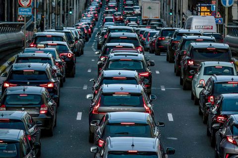 Belgien, Brüssel: Der morgendliche Berufsverkehr rollt über die Straßen im Zentrum